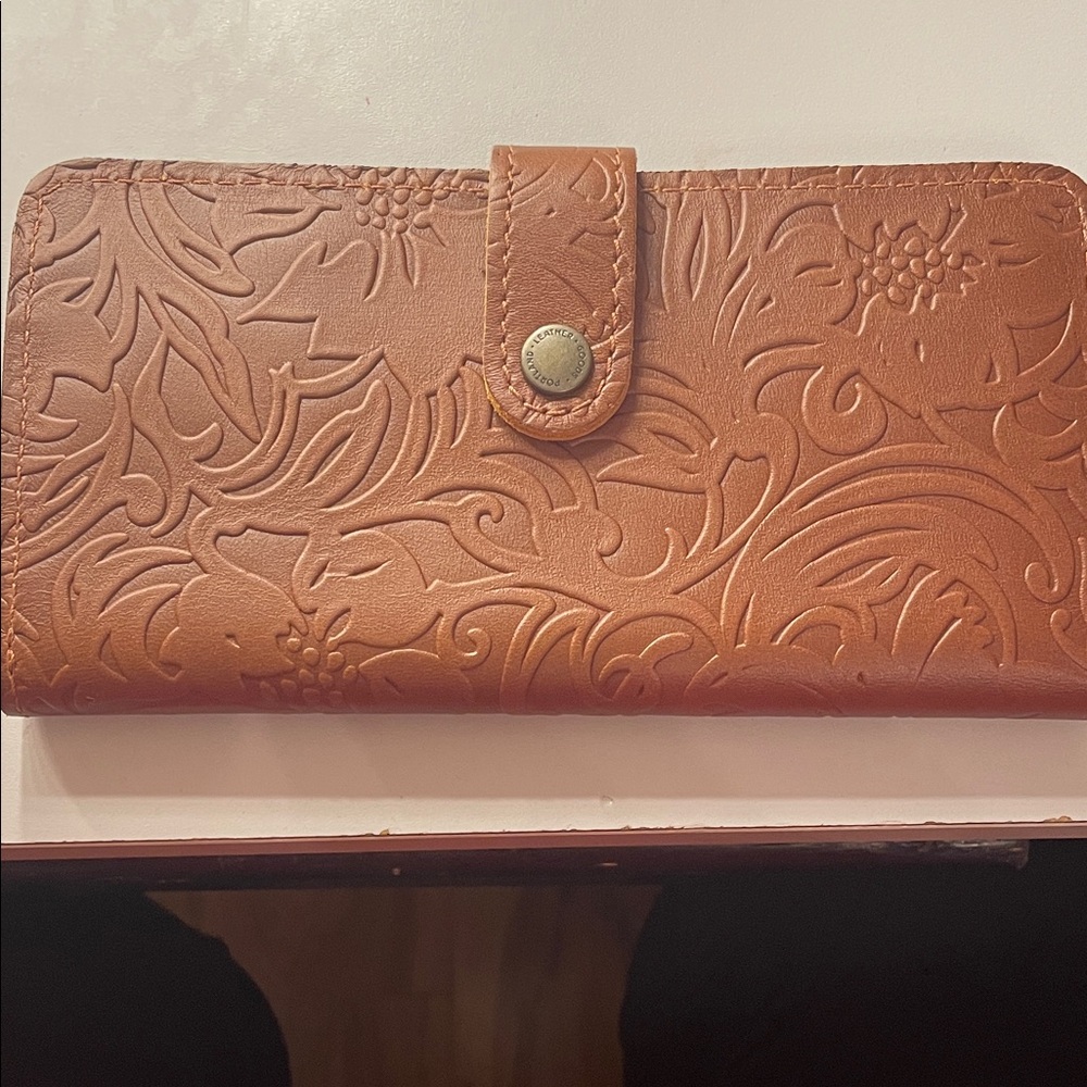 Portland Leather Embossed Floral Phone Case in Tan
